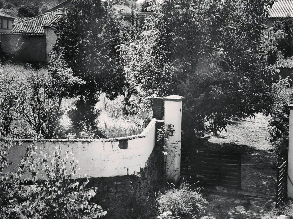 Casa de pueblo, jardín con muro y huerto