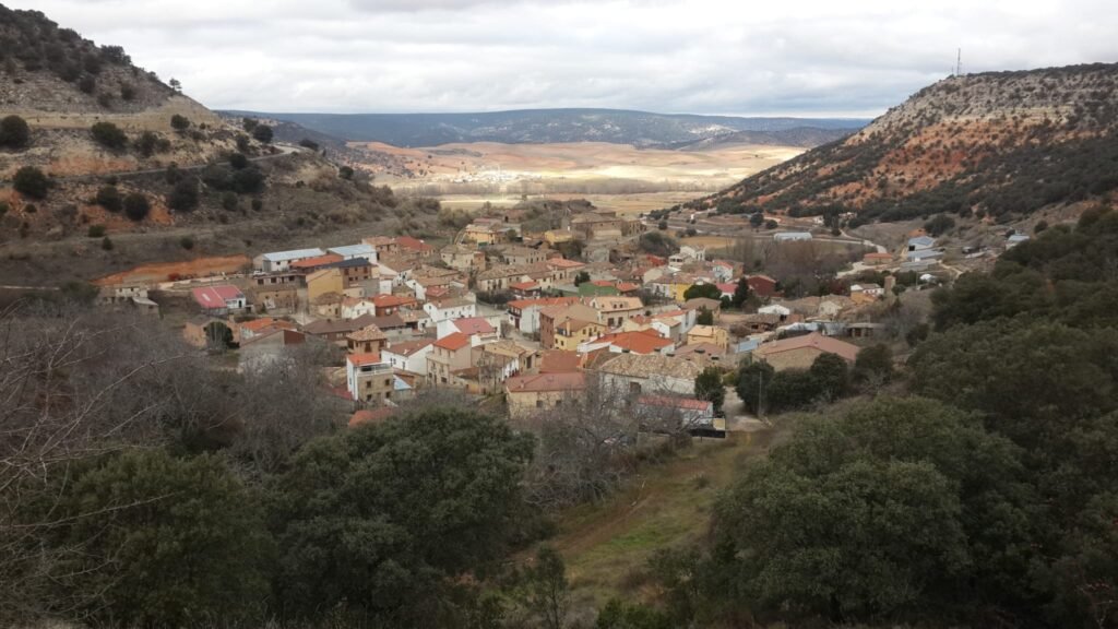 Paisaje de un pueblo entre montañas