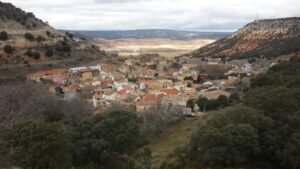 Paisaje de un pueblo entre montañas