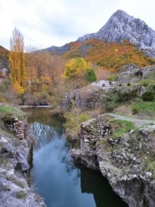 Paisaje de montañas y río