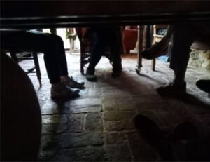 Vista de varias piernas bajo una mesa
