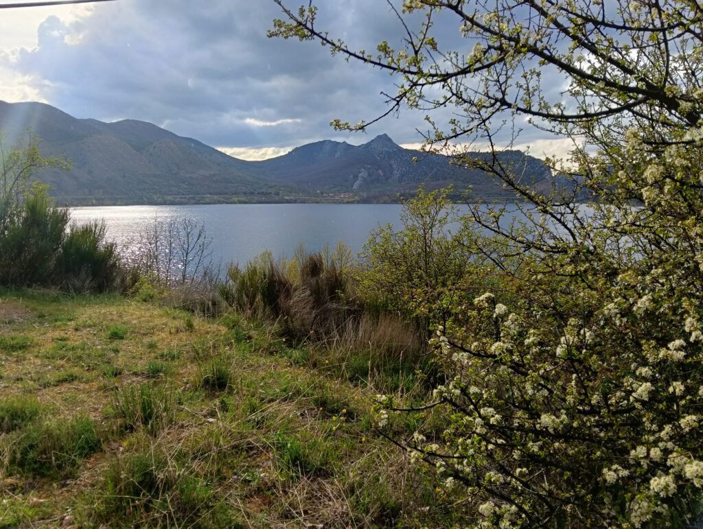 Paisaje de montañas con lago