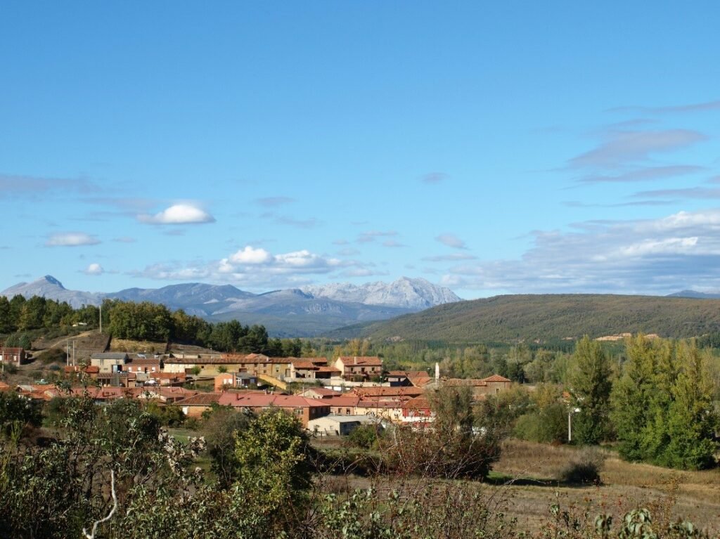 paisaje de campo con pueblo