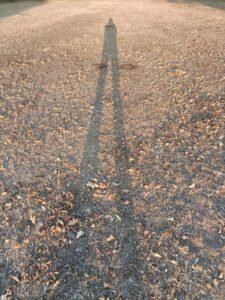 Fotografía de suelo con sombra de persona
