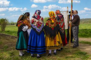 Mujeres vestidas con trajes regionales en el campo