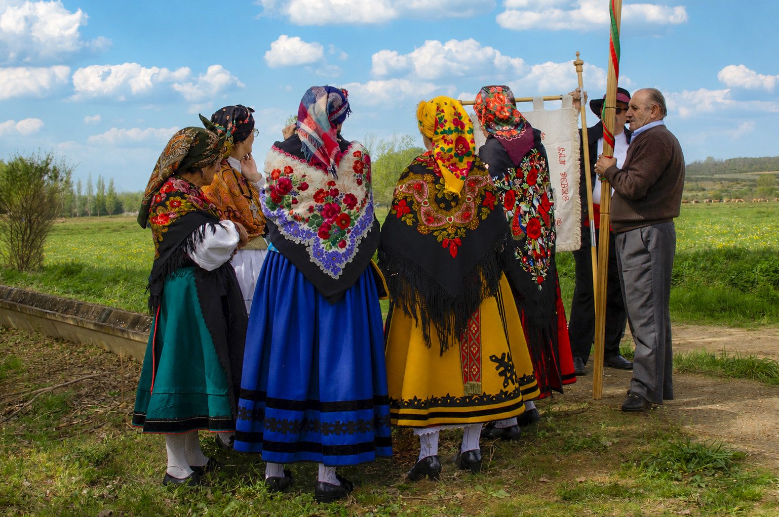Mujeres vestidas con trajes regionales en el campo