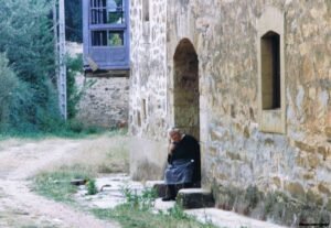 2. En la memoria de las personas mayores que aún quedan en los pueblos siguen guardadas palabras y expresiones que no deberíamos permitir que se pierdan.