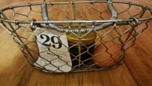 Cesta de huevos con un calendario dentro